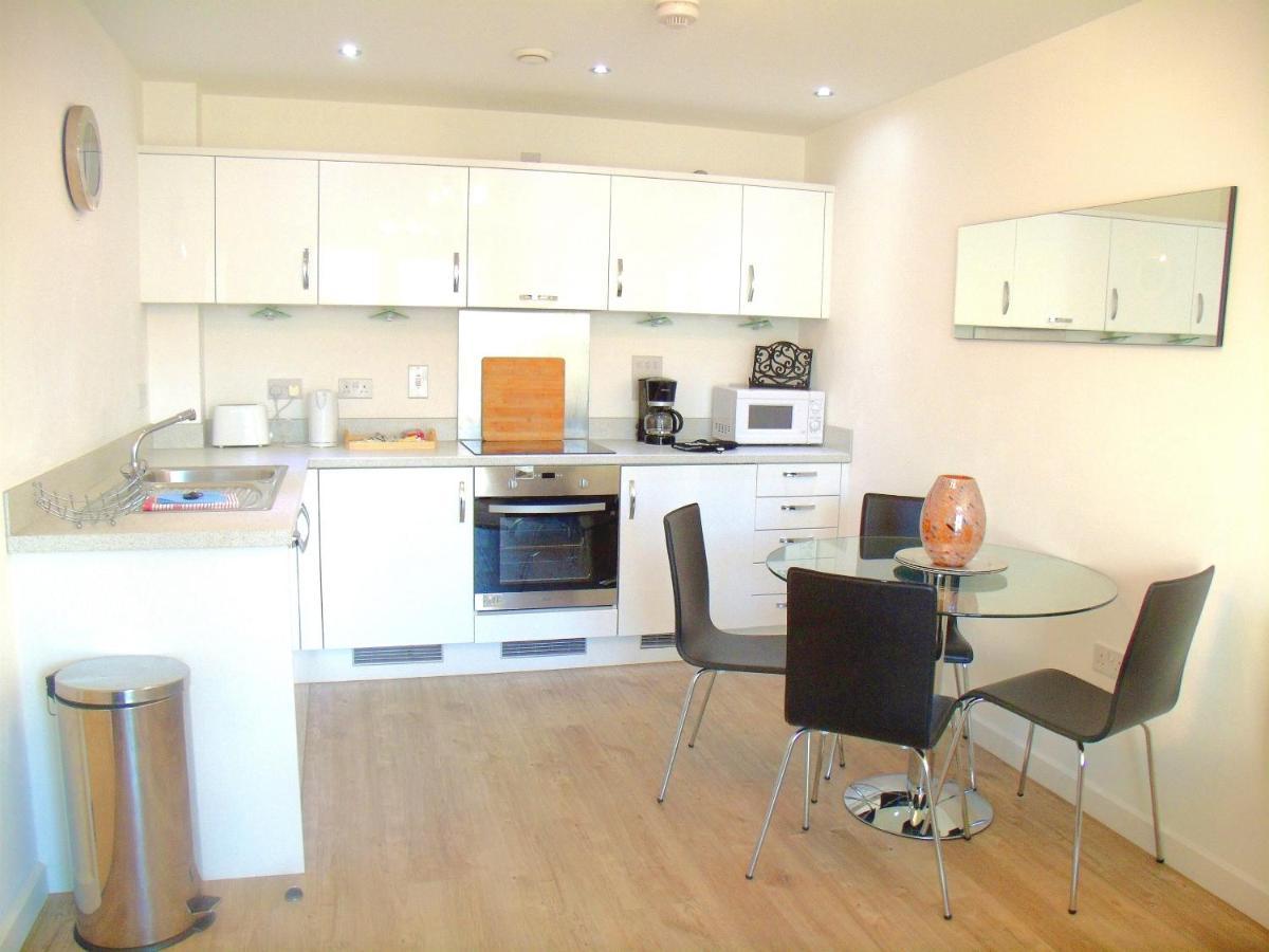 New Central Woking 1 And 2 Bedroom Apartments With Free Gym, Close To Train Station Exterior photo