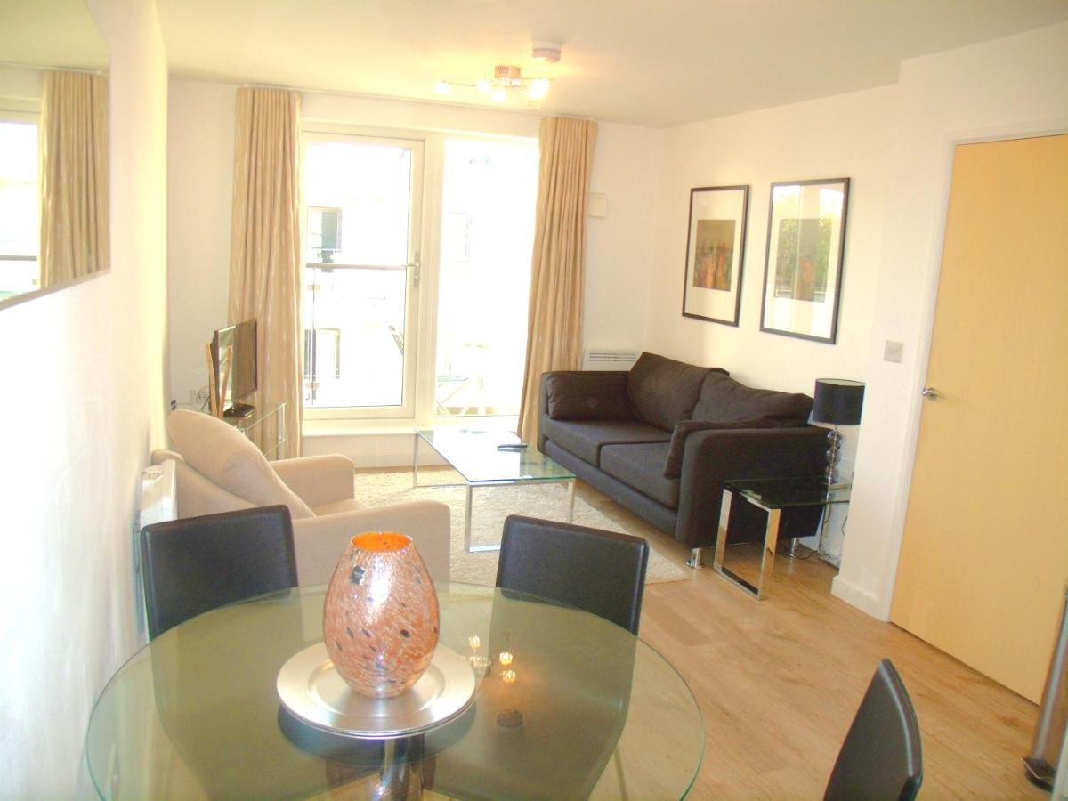 New Central Woking 1 And 2 Bedroom Apartments With Free Gym, Close To Train Station Exterior photo