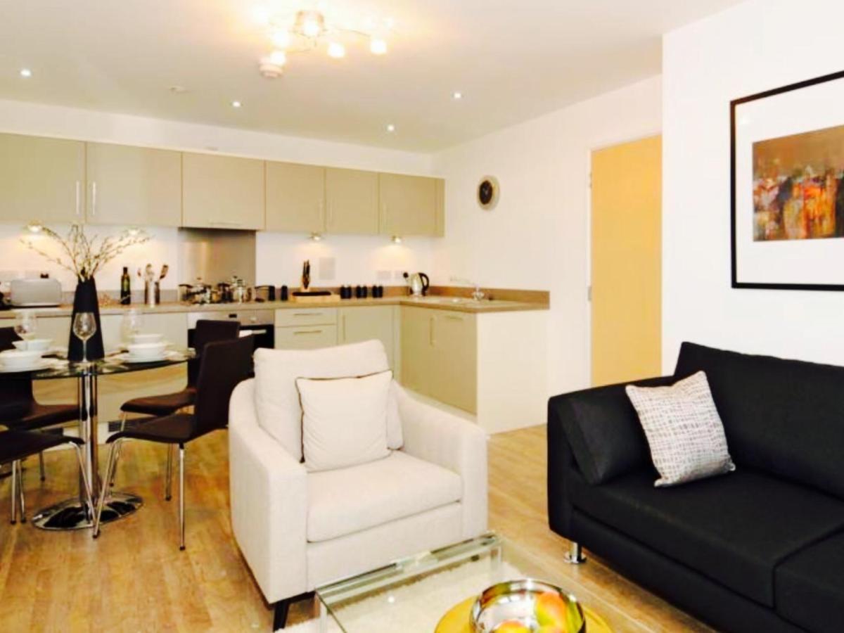 New Central Woking 1 And 2 Bedroom Apartments With Free Gym, Close To Train Station Exterior photo
