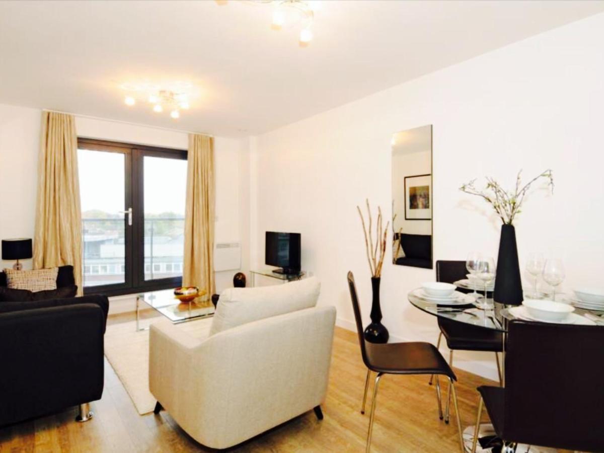 New Central Woking 1 And 2 Bedroom Apartments With Free Gym, Close To Train Station Exterior photo