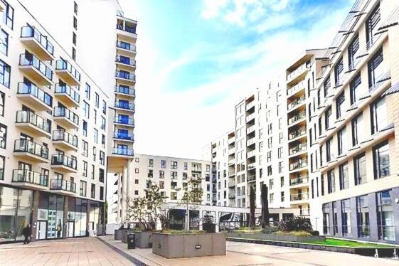 New Central Woking 1 And 2 Bedroom Apartments With Free Gym, Close To Train Station Exterior photo