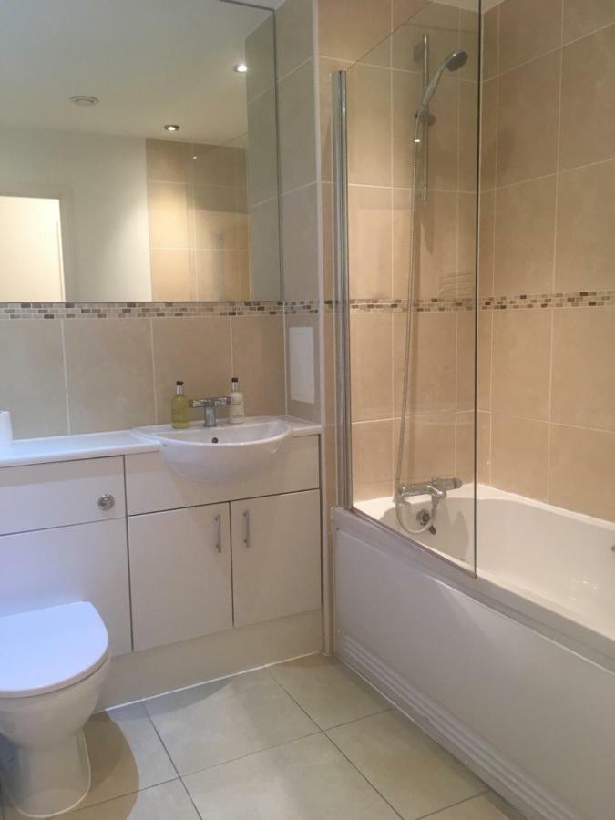 New Central Woking 1 And 2 Bedroom Apartments With Free Gym, Close To Train Station Room photo