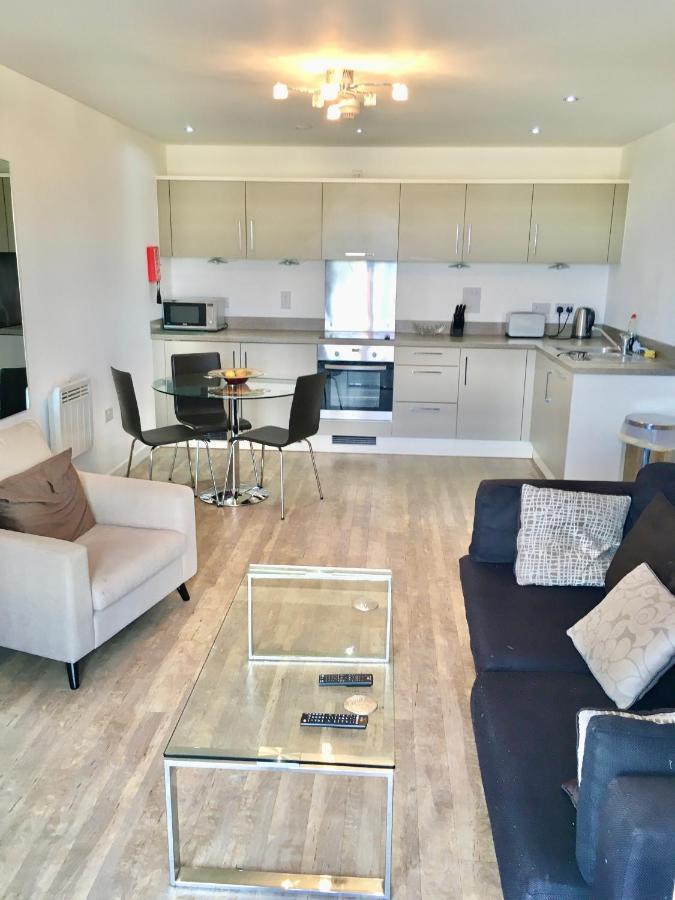 New Central Woking 1 And 2 Bedroom Apartments With Free Gym, Close To Train Station Exterior photo